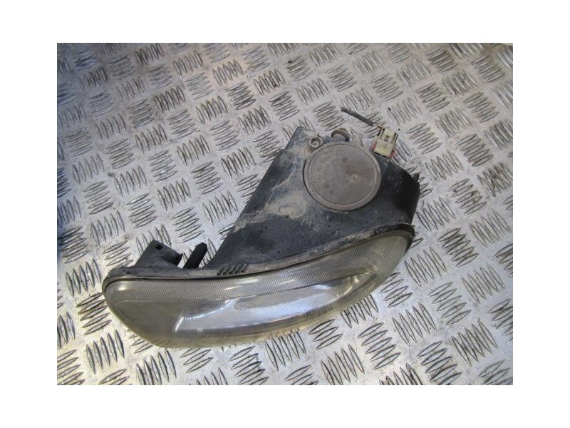 Recambio de antiniebla izq. : chrysler voyager : 2.5 td (142,76cv) [2002] para chrysler voyager 2.5 td referencia OEM IAM 048572