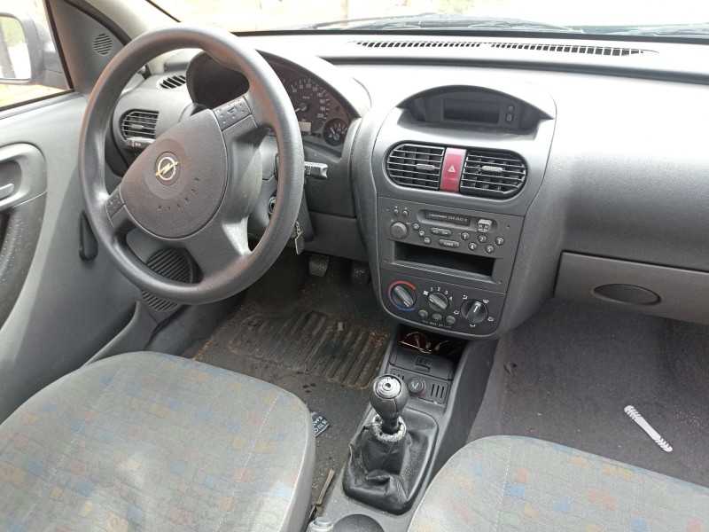 opel corsa c (x01) del año 2001