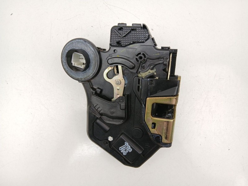 Recambio de cerradura puerta trasera izquierda para toyota avensis 2.0 g referencia OEM IAM 6906002101  