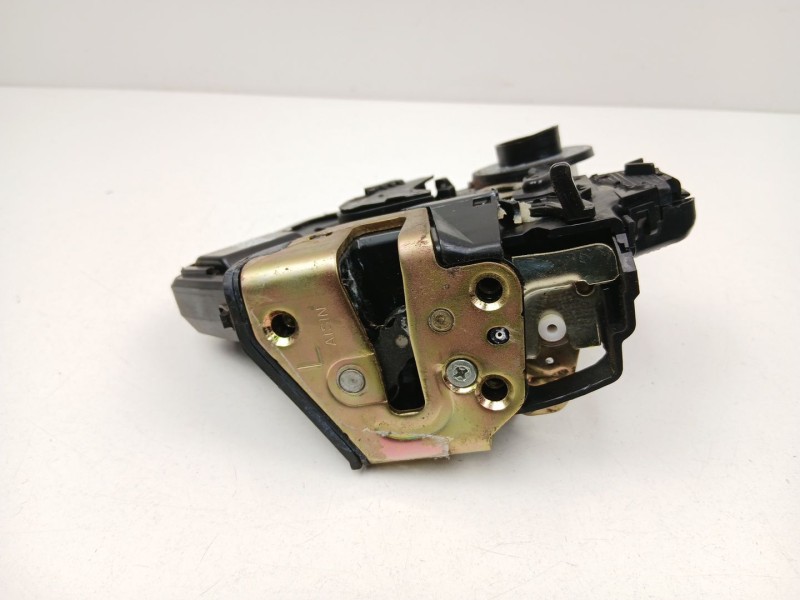 Recambio de cerradura puerta trasera izquierda para toyota avensis 2.0 g referencia OEM IAM 6906002101  