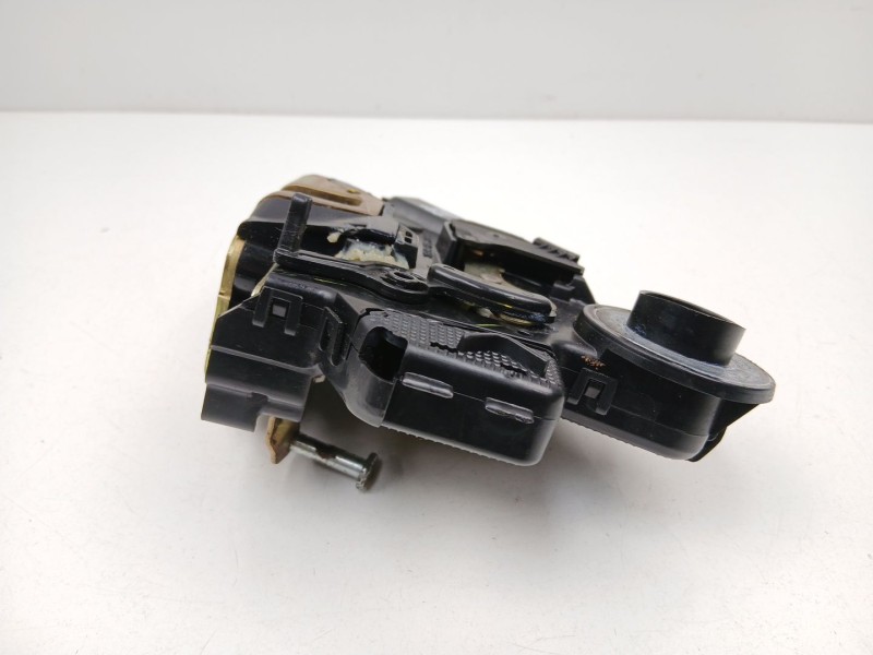 Recambio de cerradura puerta trasera izquierda para toyota avensis 2.0 g referencia OEM IAM 6906002101  