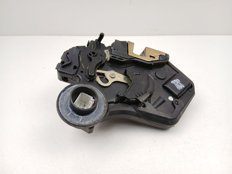 Recambio de cerradura puerta trasera izquierda para toyota avensis 2.0 g referencia OEM IAM 6906002101  