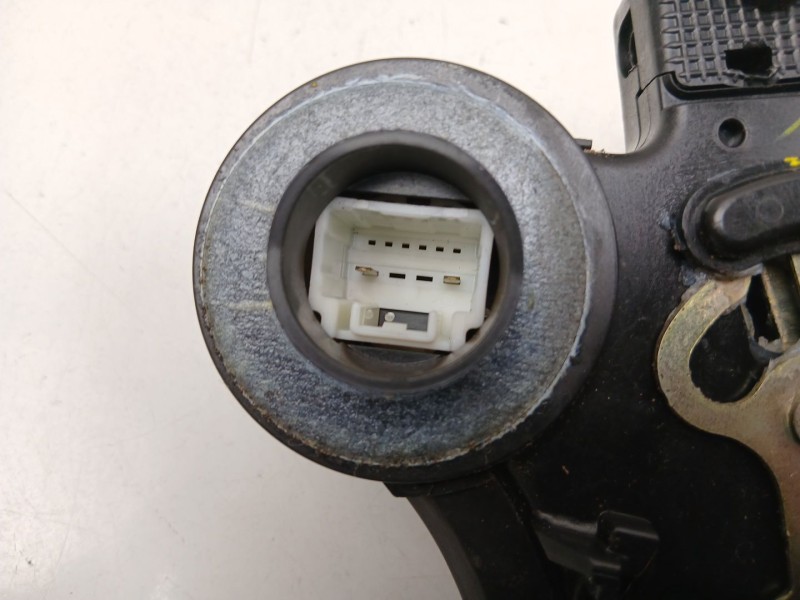 Recambio de cerradura puerta trasera izquierda para toyota avensis 2.0 g referencia OEM IAM 6906002101  