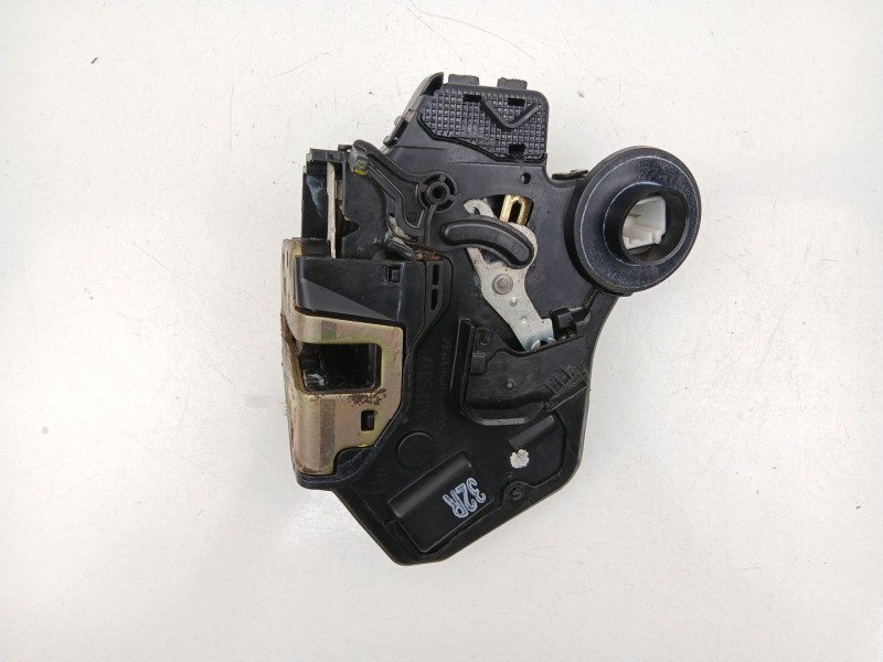 Recambio de cerradura puerta trasera derecha para toyota avensis 2.0 g referencia OEM IAM 6905002101  