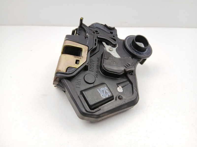 Recambio de cerradura puerta trasera derecha para toyota avensis 2.0 g referencia OEM IAM 6905002101  