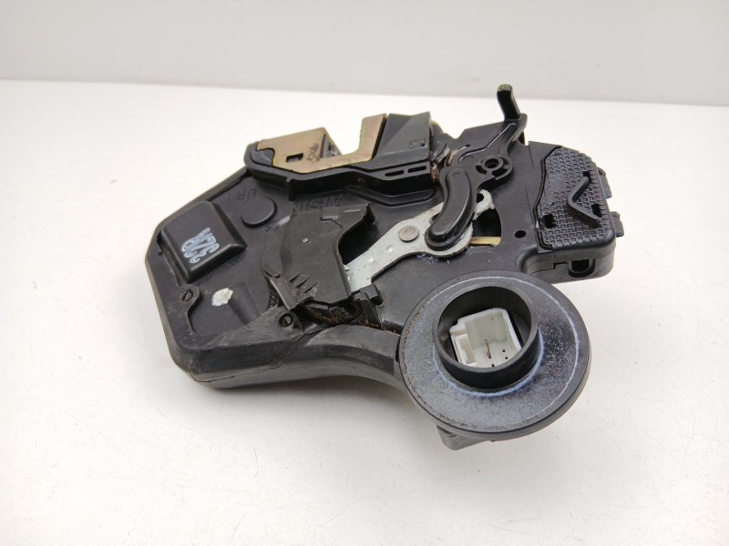 Recambio de cerradura puerta trasera derecha para toyota avensis 2.0 g referencia OEM IAM 6905002101  