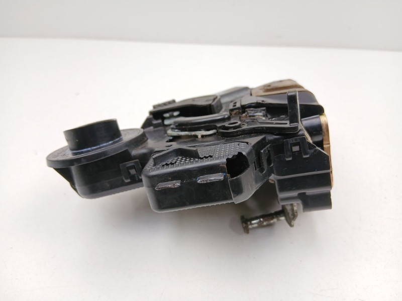 Recambio de cerradura puerta trasera derecha para toyota avensis 2.0 g referencia OEM IAM 6905002101  