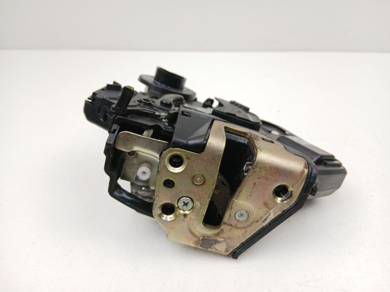 Recambio de cerradura puerta trasera derecha para toyota avensis 2.0 g referencia OEM IAM 6905002101  