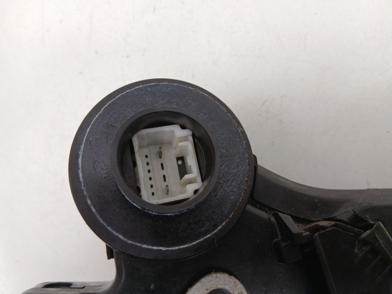 Recambio de cerradura puerta trasera derecha para toyota avensis 2.0 g referencia OEM IAM 6905002101  