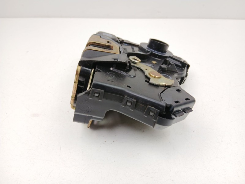 Recambio de cerradura puerta delantera izquierda para toyota avensis 2.0 g referencia OEM IAM 6904002151  