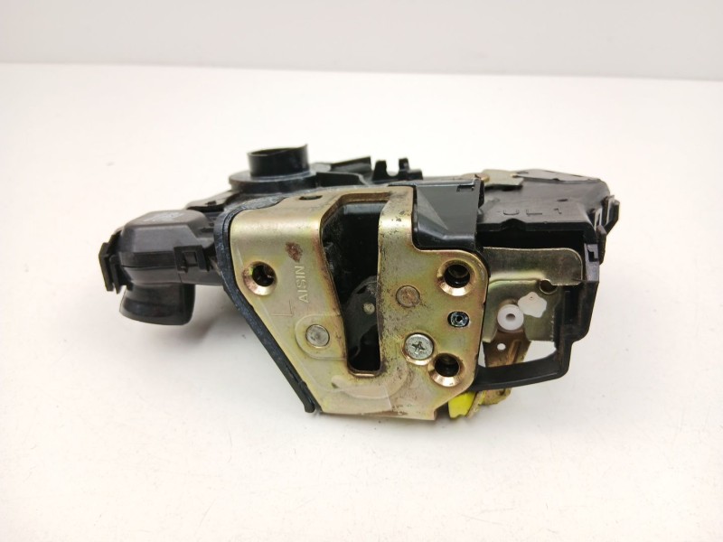 Recambio de cerradura puerta delantera izquierda para toyota avensis 2.0 g referencia OEM IAM 6904002151  