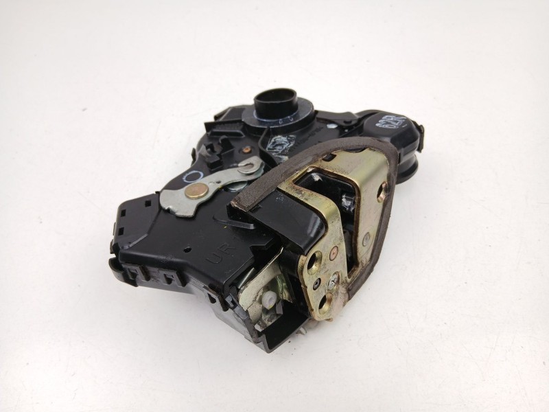 Recambio de cerradura puerta delantera derecha para toyota avensis 2.0 g referencia OEM IAM 6903002161  