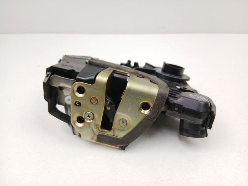 Recambio de cerradura puerta delantera derecha para toyota avensis 2.0 g referencia OEM IAM 6903002161  