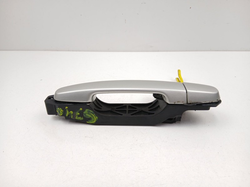 Recambio de manilla trasera izquierda para toyota avensis 2.0 g referencia OEM IAM 6920405030  