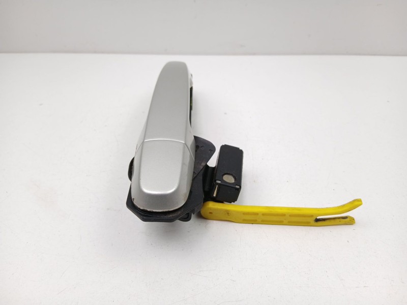 Recambio de manilla trasera izquierda para toyota avensis 2.0 g referencia OEM IAM 6920405030  