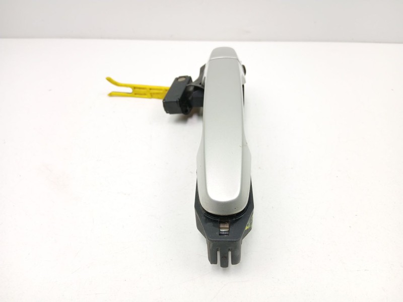 Recambio de manilla trasera izquierda para toyota avensis 2.0 g referencia OEM IAM 6920405030  