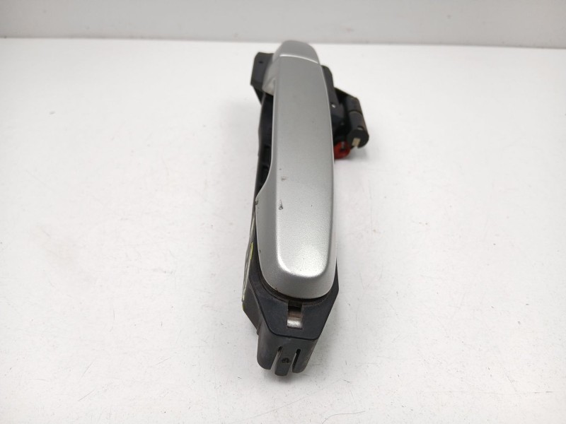 Recambio de manilla delantera derecha para toyota avensis 2.0 g referencia OEM IAM 6920105060  