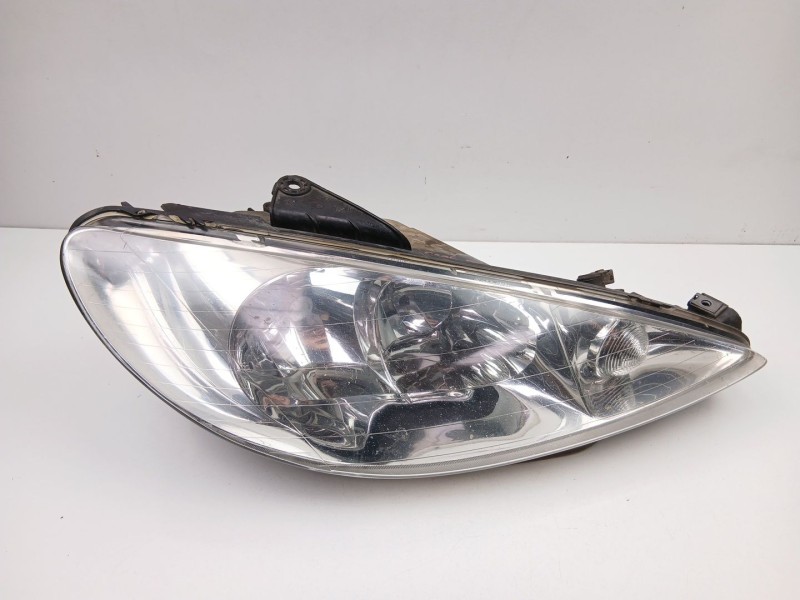 Recambio de faro derecho para peugeot 206 hatchback (2a/c) 1.4 hdi eco 70 referencia OEM IAM 6205S9  