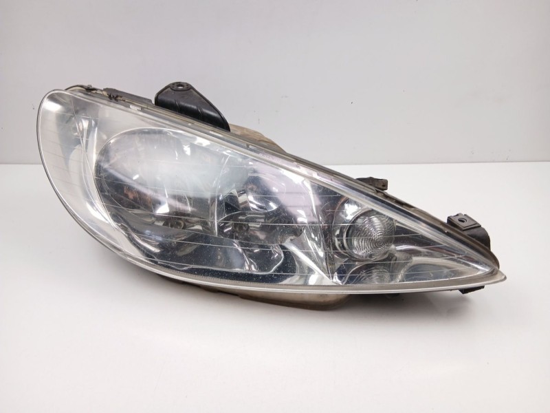 Recambio de faro derecho para peugeot 206 hatchback (2a/c) 1.4 hdi eco 70 referencia OEM IAM 6205S9  