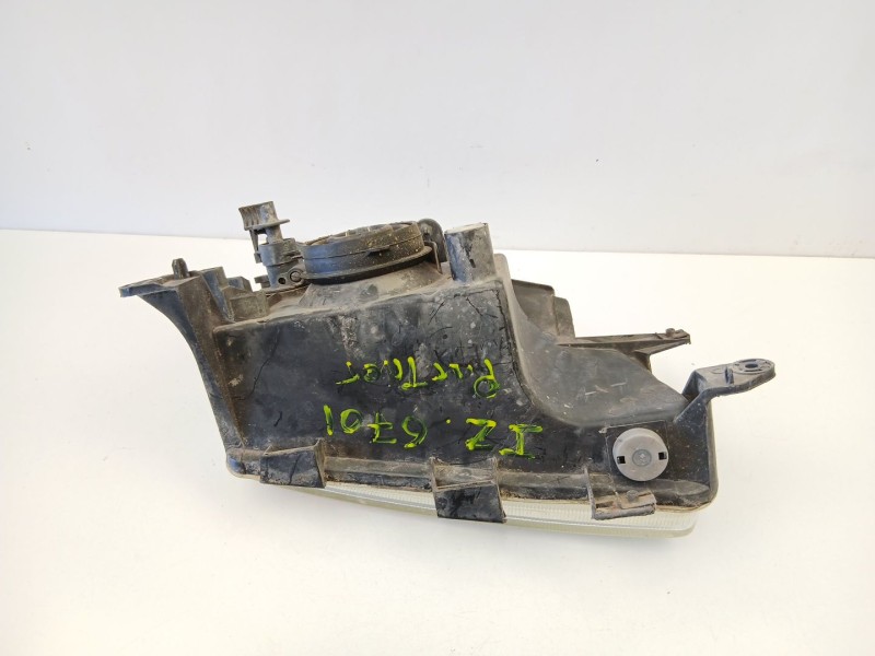 Recambio de faro izquierdo para peugeot partner 1.9 d referencia OEM IAM 6204P8  