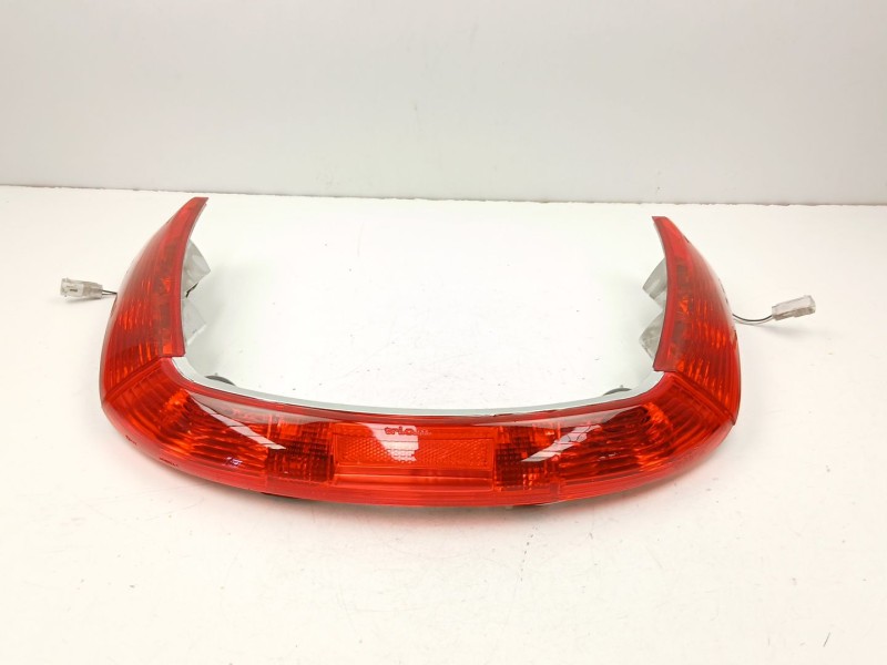 Recambio de piloto trasero central para piaggio x8 x8 125 (m36) referencia OEM IAM 584210 584209 584268