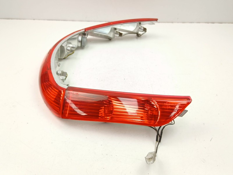 Recambio de piloto trasero central para piaggio x8 x8 125 (m36) referencia OEM IAM 584210 584209 584268