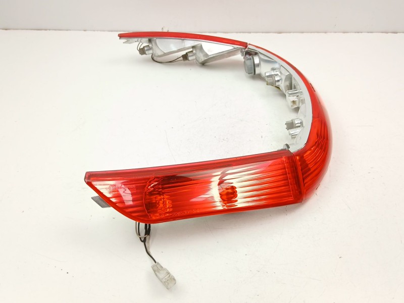 Recambio de piloto trasero central para piaggio x8 x8 125 (m36) referencia OEM IAM 584210 584209 584268