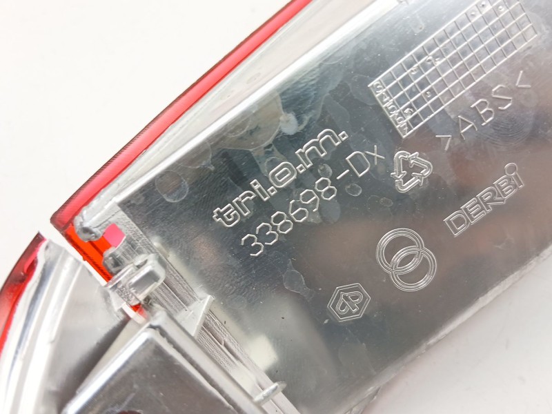 Recambio de piloto trasero central para piaggio x8 x8 125 (m36) referencia OEM IAM 584210 584209 584268