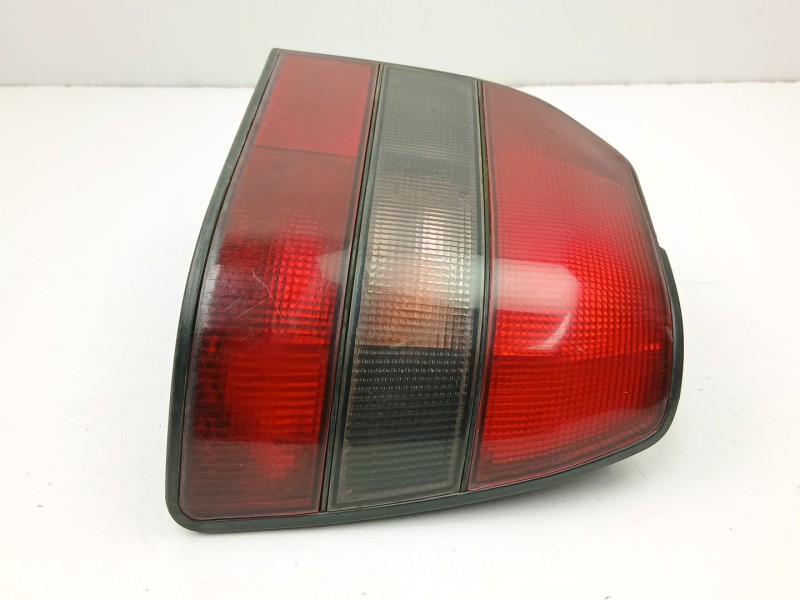 Recambio de piloto trasero derecho para renault 19 ii chamade (l53_) 1.4 referencia OEM IAM 7700783994  