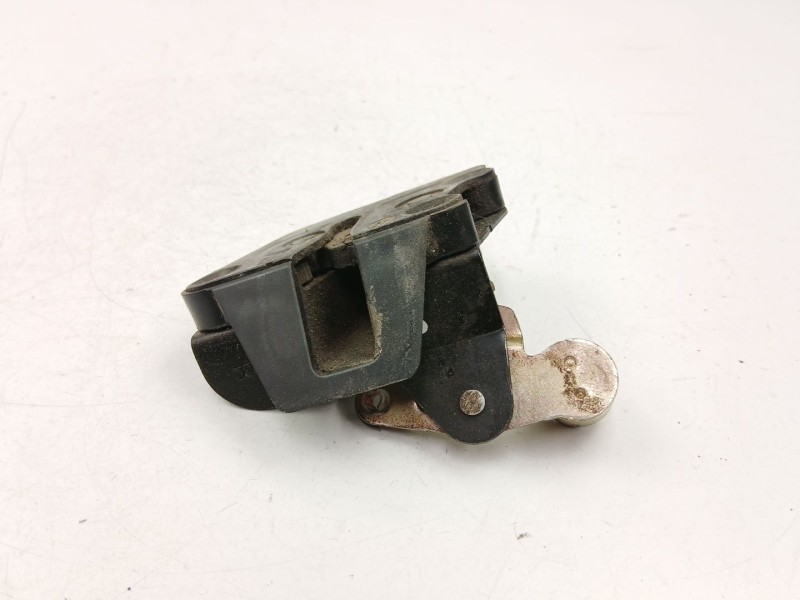 Recambio de cerradura puerta trasera derecha para kia carnival 2.9 crdi referencia OEM IAM 0K53A72310B  