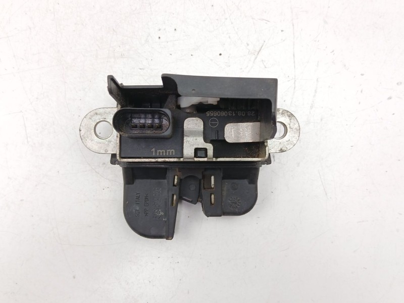 Recambio de cerradura maletero porton para volkswagen golf 1.6 td referencia OEM IAM 5G6827505  