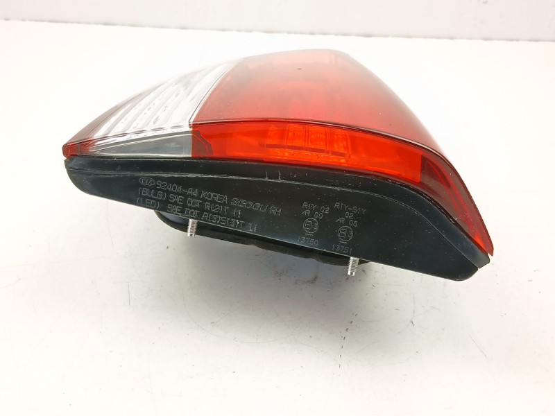 Recambio de piloto porton derecho para kia carens iv 1.7 crdi referencia OEM IAM 92404A4010  