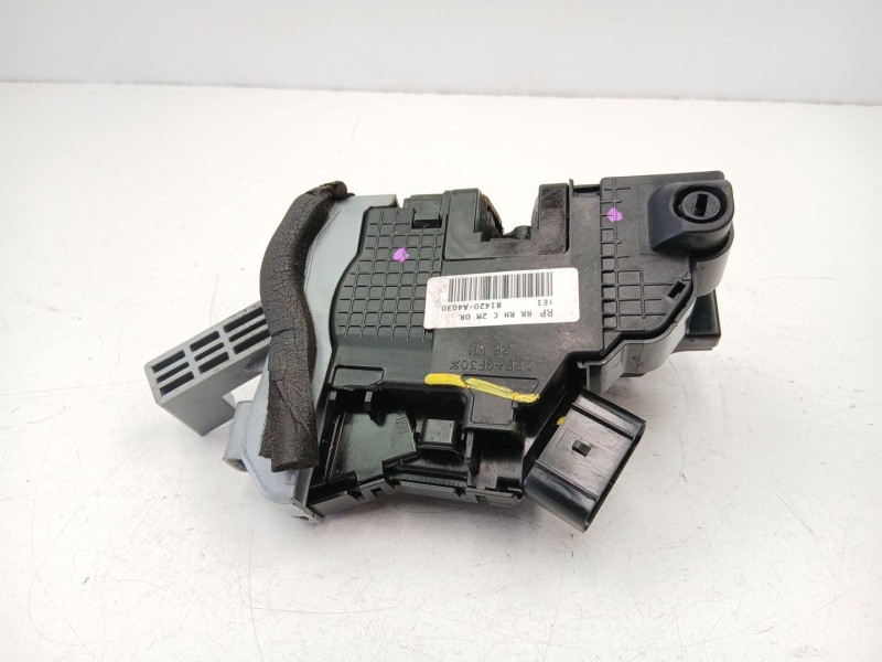 Recambio de cerradura puerta trasera derecha para kia carens iv 1.7 crdi referencia OEM IAM 81420A4030  