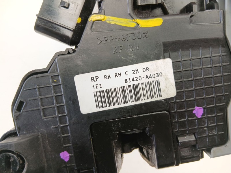 Recambio de cerradura puerta trasera derecha para kia carens iv 1.7 crdi referencia OEM IAM 81420A4030  