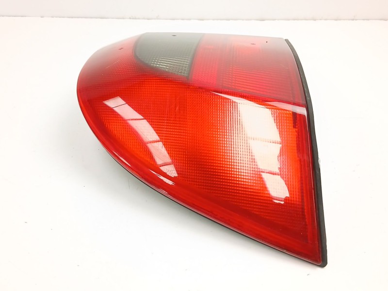 Recambio de piloto trasero izquierdo para opel vectra b fastback (38_) 1.8 i 16v referencia OEM IAM 9119527  