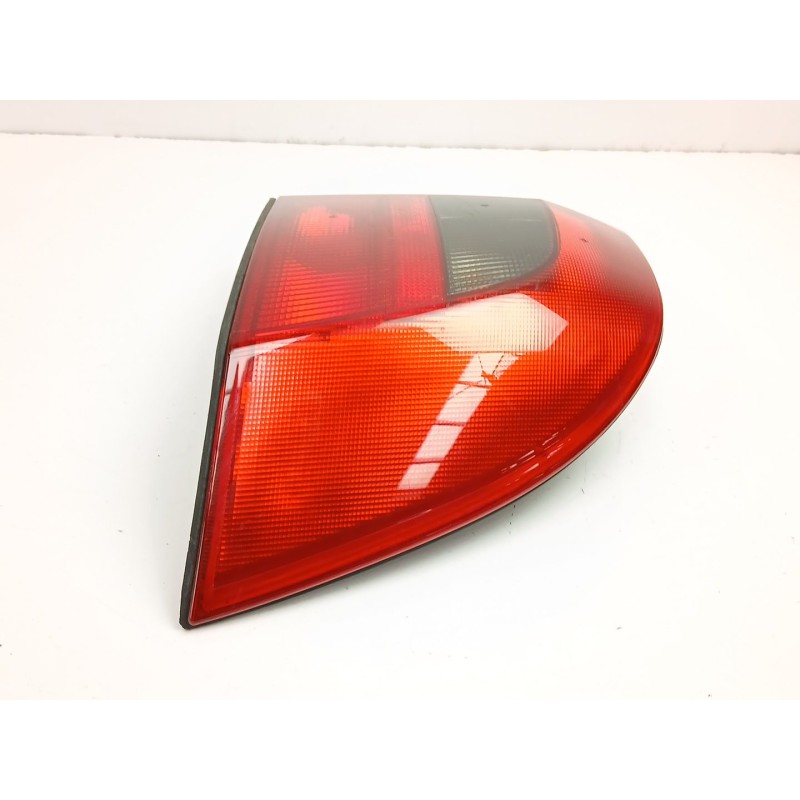 Recambio de piloto trasero derecho para opel vectra b fastback (38_) 1.8 i 16v referencia OEM IAM 9119528  