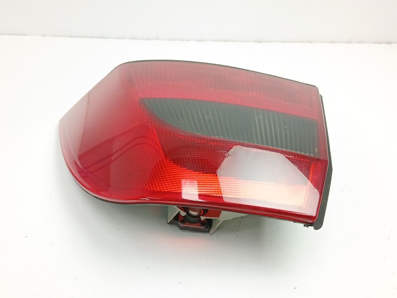 Recambio de piloto trasero derecho para opel vectra b fastback (38_) 1.8 i 16v referencia OEM IAM 9119528  