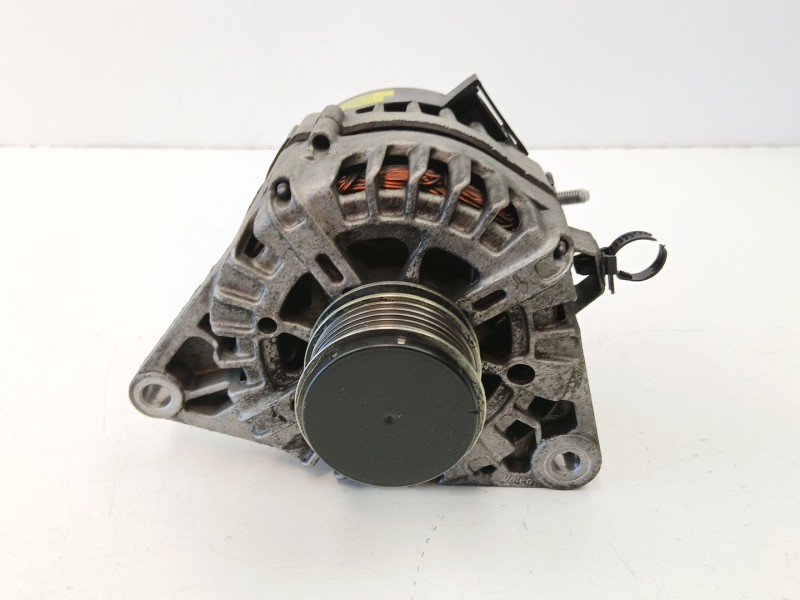 Recambio de alternador para kia carens iv 1.7 crdi referencia OEM IAM 373002A800 2609674 