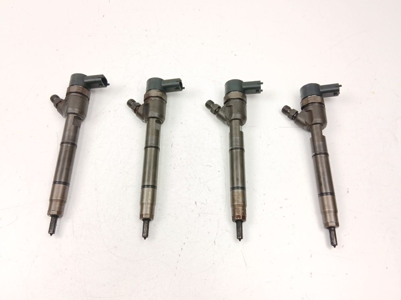 Recambio de inyectores juego para kia carens iv 1.7 crdi referencia OEM IAM 338002A800  