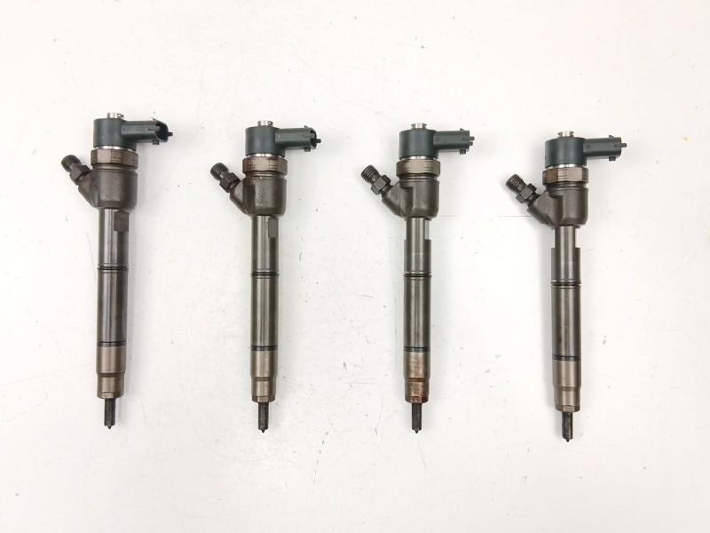 Recambio de inyectores juego para kia carens iv 1.7 crdi referencia OEM IAM 338002A800  