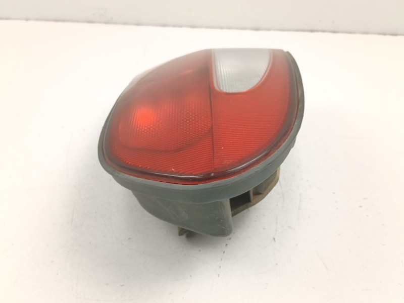 Recambio de piloto porton izquierdo para hyundai h1 2.5 crdi referencia OEM IAM 924054A021  