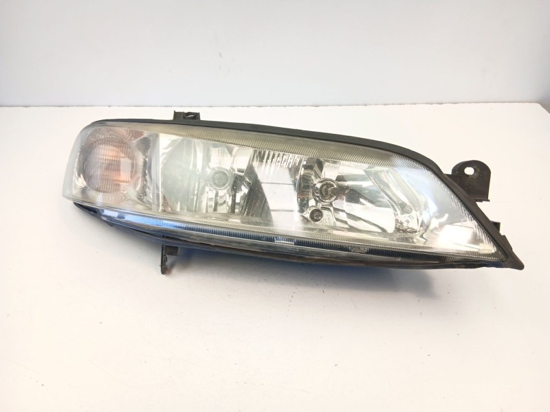 Recambio de faro derecho para opel vectra b fastback (38_) 1.8 i 16v referencia OEM IAM 90586845  