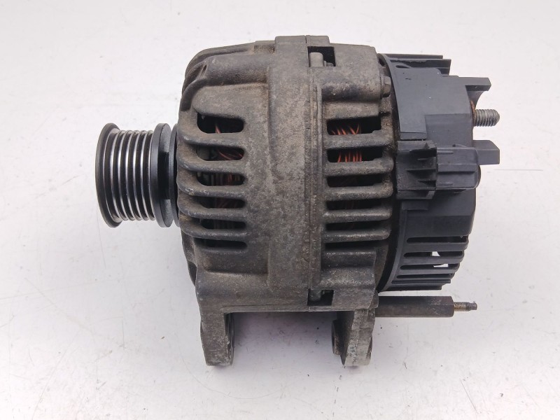 Recambio de alternador para volkswagen polo iii (6n1) 60 1.4 referencia OEM IAM 037903027G  