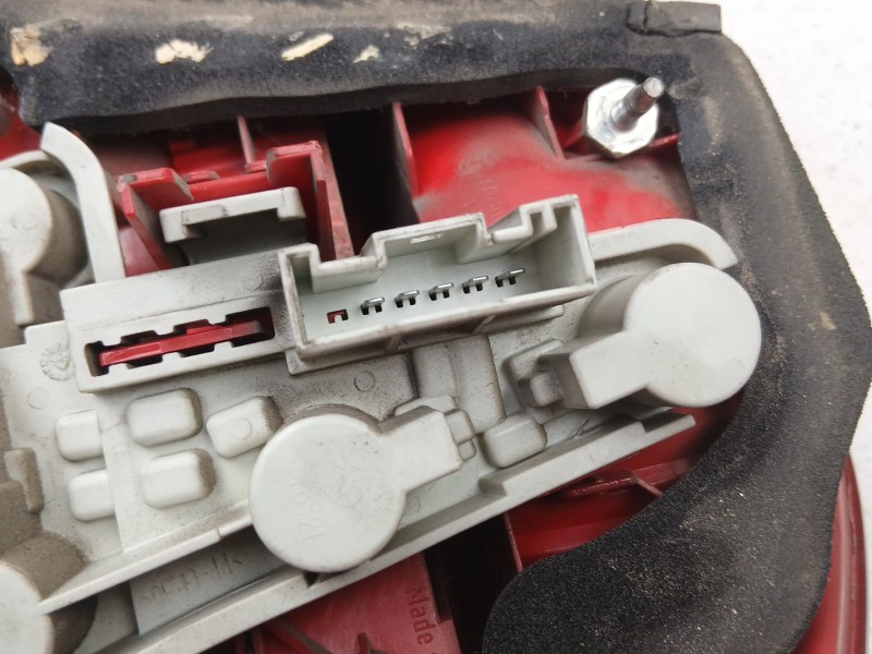 Recambio de piloto trasero izquierdo para bmw 3 (e90) 320 d referencia OEM IAM 6937457  