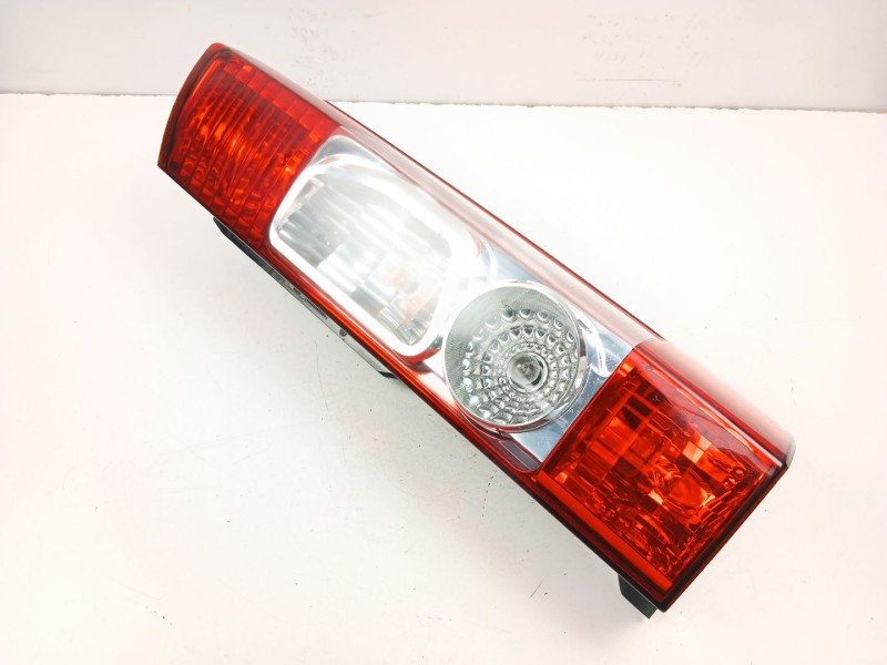 Recambio de piloto trasero derecho para peugeot boxer autobús 3.0 hdi 145 referencia OEM IAM 1365777080  