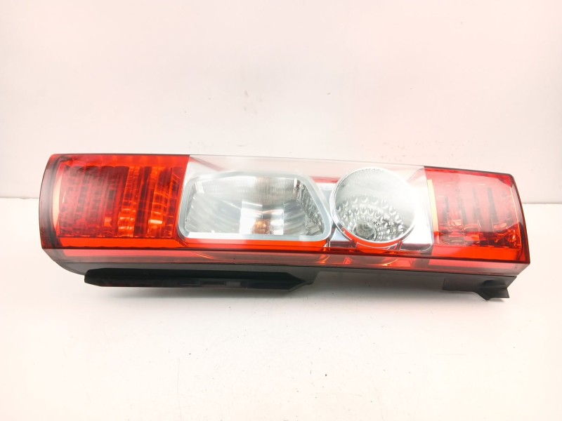 Recambio de piloto trasero derecho para peugeot boxer autobús 3.0 hdi 145 referencia OEM IAM 1365777080  