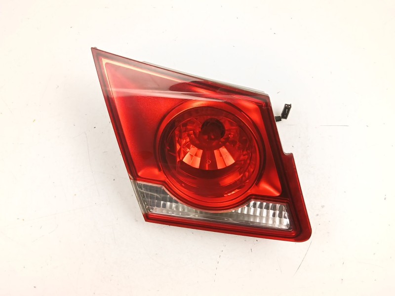 Recambio de piloto porton izquierdo para chevrolet cruze (j300) 1.6 referencia OEM IAM 95971550  