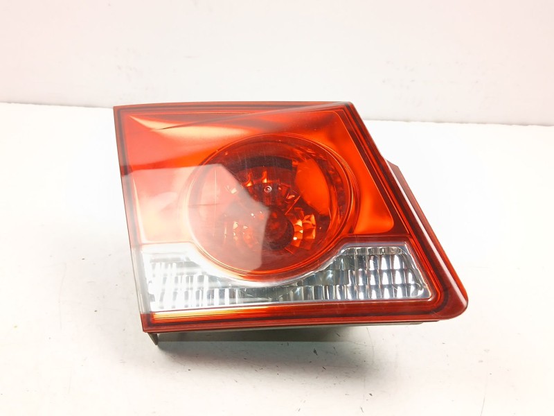 Recambio de piloto porton izquierdo para chevrolet cruze (j300) 1.6 referencia OEM IAM 95971550  