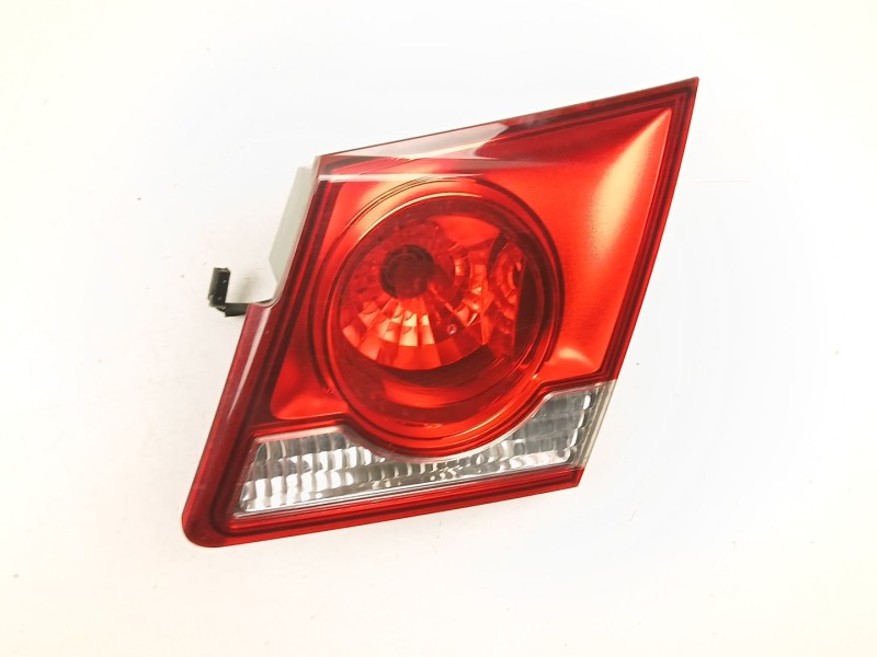 Recambio de piloto porton derecho para chevrolet cruze (j300) 1.6 referencia OEM IAM 95971551  