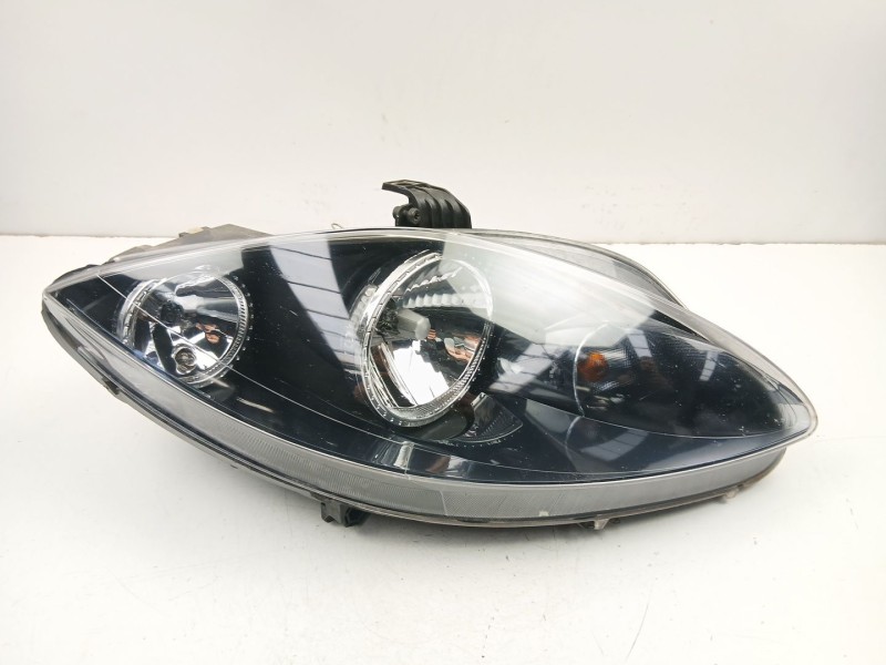 Recambio de faro derecho para seat leon (1p1) 1.9 tdi referencia OEM IAM 5P1941006A  